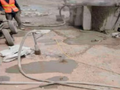 哈密水泥混凝土路面板底注浆技术 路面脱空注浆整治方案